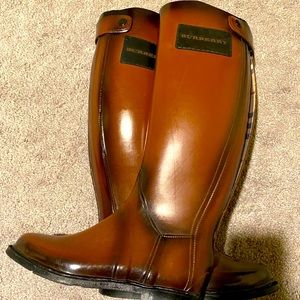 Burberry riding boots 🥰